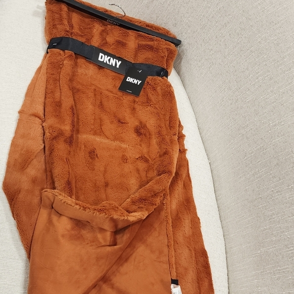 Dkny Throw Super Soft Fall Autumn Plush Blanket Pumpkin Color NWT - Picture 1 of 2
